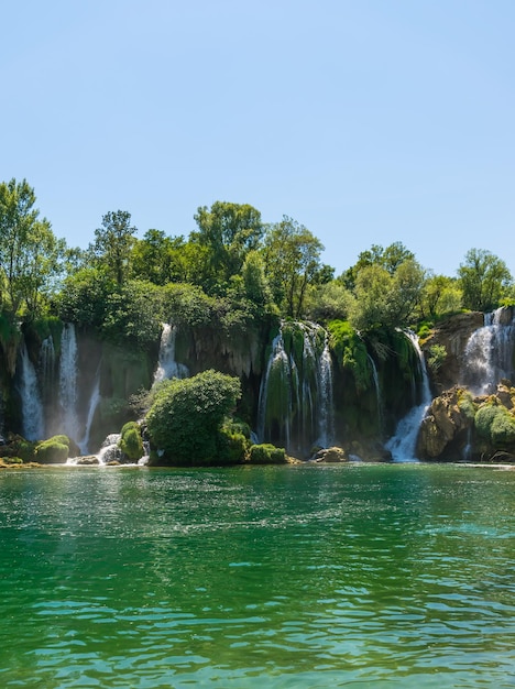 Ein sehr malerischer Wasserfall befindet sich im Kravice-Nationalpark in Bosnien und Herzegowina