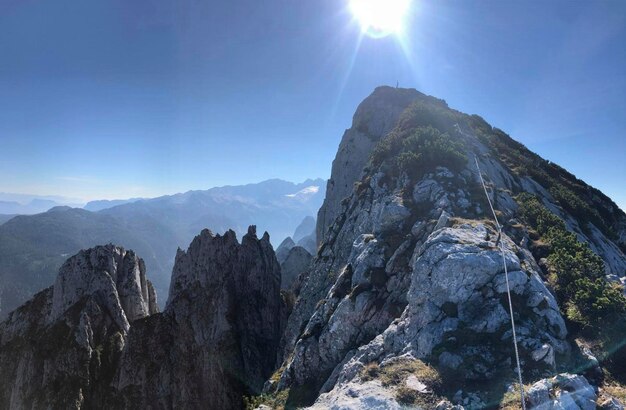 Ein Seil auf dem Felsen zum Klettern