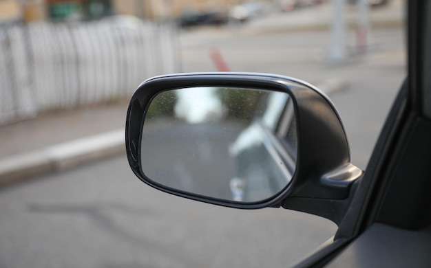 Ein Seitenspiegel an einem Auto zeigt an der Seite das Wort Honda.