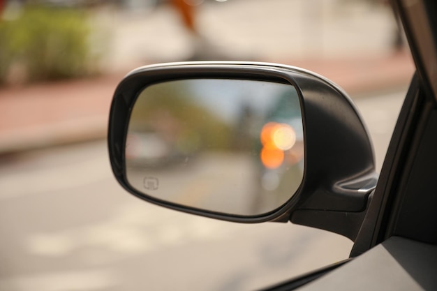 Ein Seitenspiegel an einem Fahrzeug