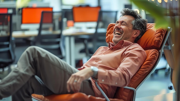 Foto ein selbstbewusster geschäftsmann entspannt sich in einem modernen büro, er sitzt in einem bequemen stuhl und lacht, er trägt ein bequemes hemd und eine hose.