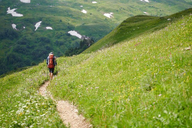 Foto ein selbstbewusster reisender genießt eine einzige reise in die berge