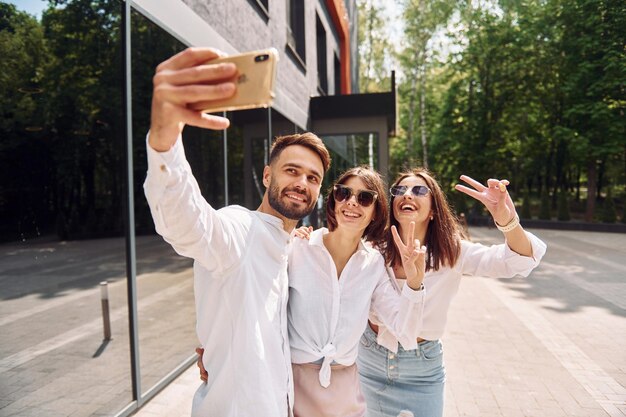 Ein Selfie machen Drei Freunde haben zusammen ein tolles Wochenende im Freien