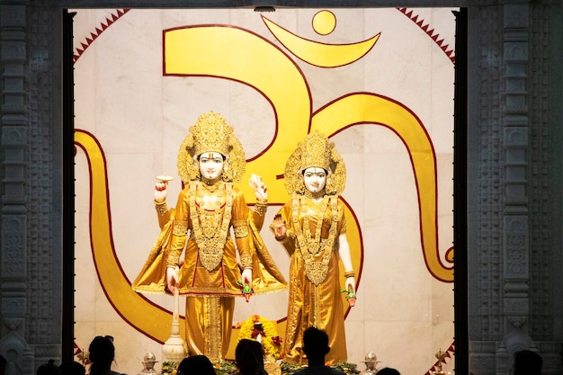 Foto ein seltener blick auf die dekorativen bilder von lord ram und sita im birla-tempel in jaipur