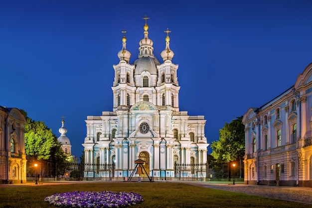 Ein seltener Moment ohne Menschen in der Smolny-Kathedrale in St. Petersburg