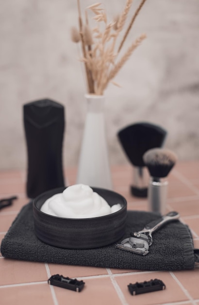 Ein Set mit Artikeln zum Rasieren Ihres Bartes