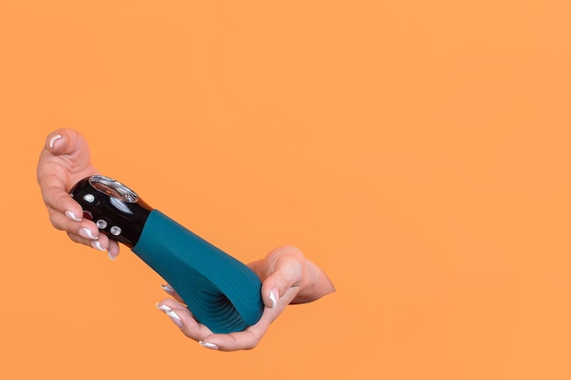 Ein Sexspielzeug auf orangefarbenem Hintergrund Freizeit Kopierbereich