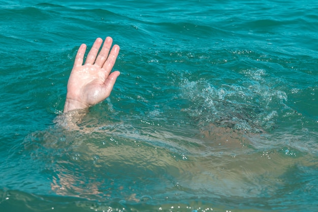 Foto ein sinkender mensch, die rettung eines ertrinkenden