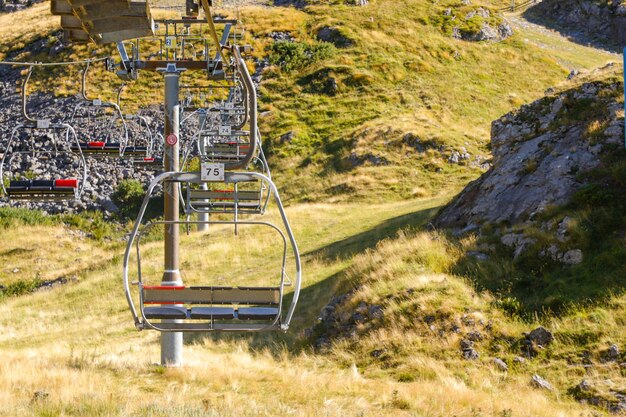 ein Skilift mit mehreren Fahrrädern an der Seite