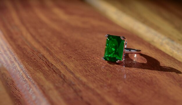 Foto ein smaragd ist ein ring, der mit smaragd-edelsteinen geschmückt ist