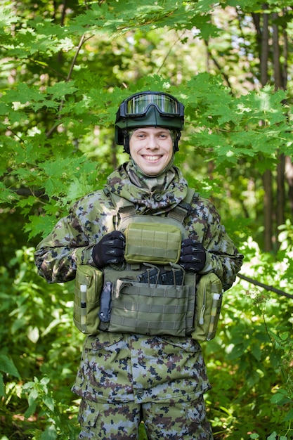 Ein Soldat im Wald mit einem Maschinengewehr in Friedenszeiten. Vorbereitung des Militärs auf Feindseligkeiten.