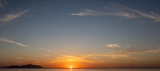 ein sonnenaufgang am meer mit schönem verlauf und sternen