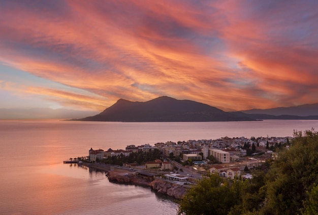 Ein Sonnenuntergang im griechischen Kurort Loutra Edipsou auf der Insel Euböa Euböa in Griechenland