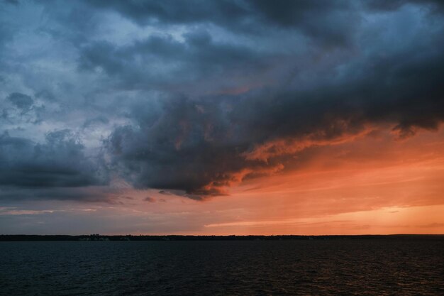 ein Sonnenuntergang über dem Ozean und der Himmel ist dunkel