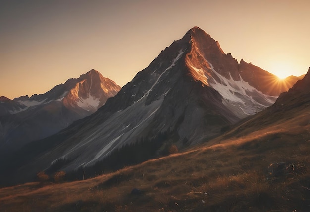 ein Sonnenuntergang über einer Bergkette