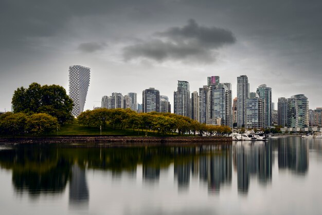 Ein Spaziergang durch die Stadt Vancouver in der Nähe von Grandville Island