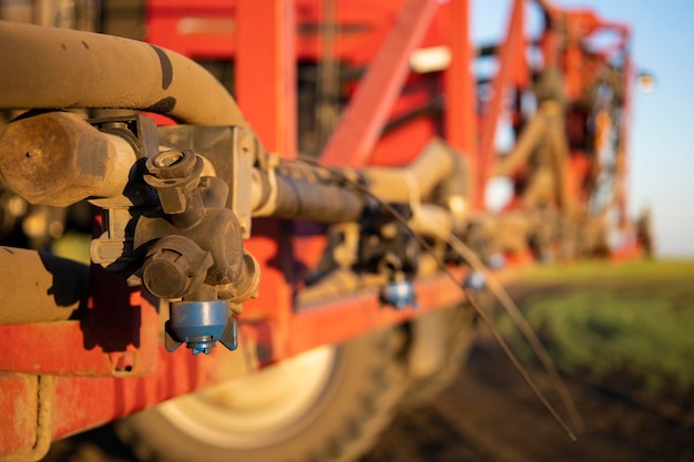 Ein spezieller Traktor besprüht die Felder von Unkraut und besprüht die Felder aus nächster Nähe