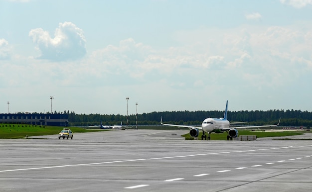 Foto ein spezielles fahrzeug begleitet das flugzeug zur landebahn.