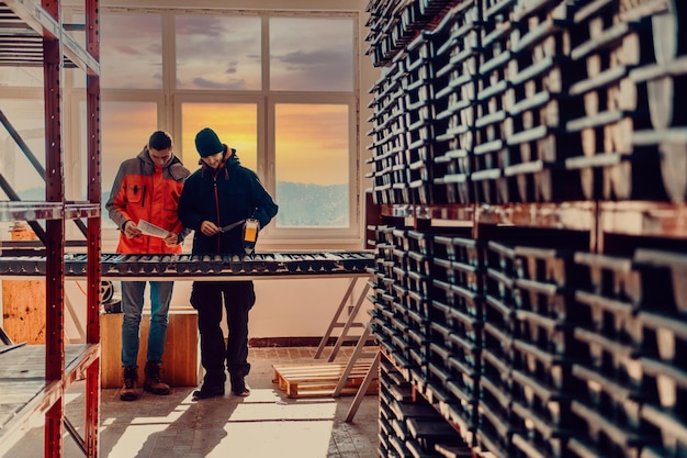 Ein spezielles Team von Geologen untersucht mit modernen Maschinen Gesteine in der Industrie. Selektiver Fokus. Hochwertiges Foto