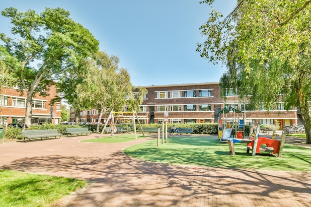 Ein Spielplatz in einem Park vor einem Gebäude