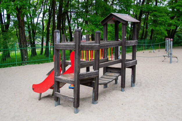 Ein Spielplatz mit Holzkonstruktion und Rutsche.