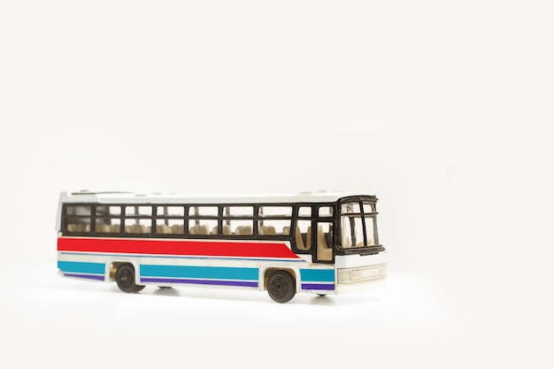 Ein Spielzeug-Stadtbus auf grauem Hintergrund mit Kopierraum