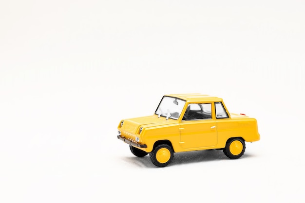 Ein Spielzeugmodell eines Retro-Autos für Menschen mit Behinderungen, isoliert auf weißem Hintergrund