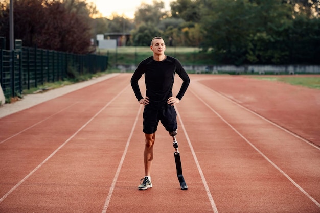 Ein Sportler mit Beinprothese bereitet sich auf das Training im Stadion vor