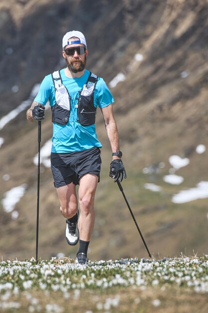 Ein sportlicher Mann, der Nordic Walking betreibt