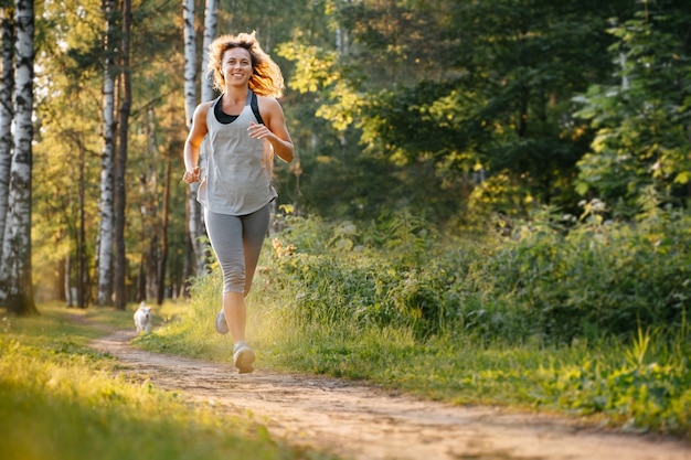 Ein sportliches Mädchen läuft im Sommer in einem Wald