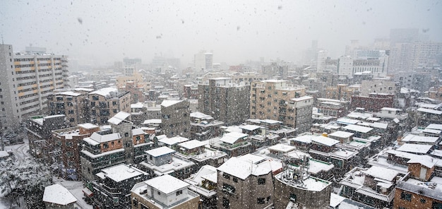 Ein Stadtbild von Seoul, Südkorea, mit einem großen Schnee