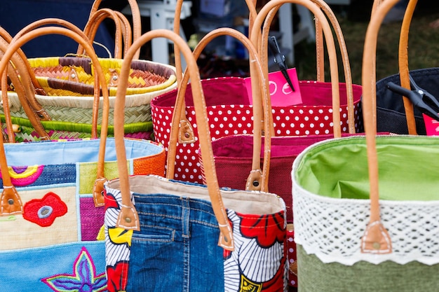 Ein Stall auf dem Markt, der Handtaschen verkauft
