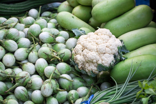 Ein Stapel Auberginen, Wintermelonen und Blumenkohl