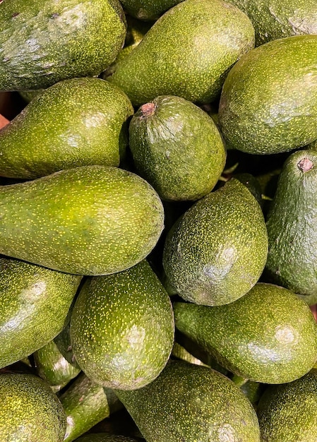 Ein Stapel Avocados ist übereinander gestapelt.