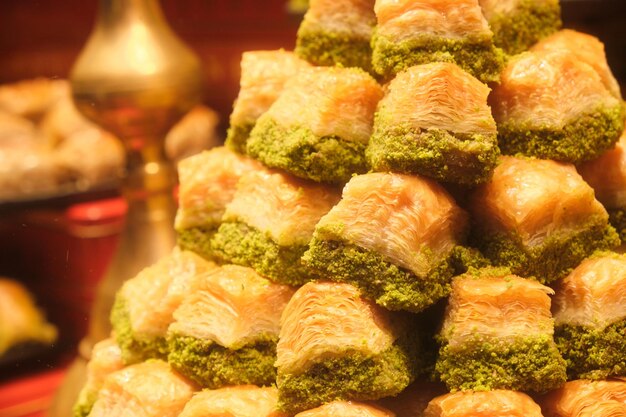 Ein Stapel Baklava mit grünem Deckel