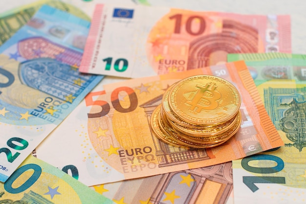 Ein Stapel Bitcoin-Münzen auf den Euro-Banknoten