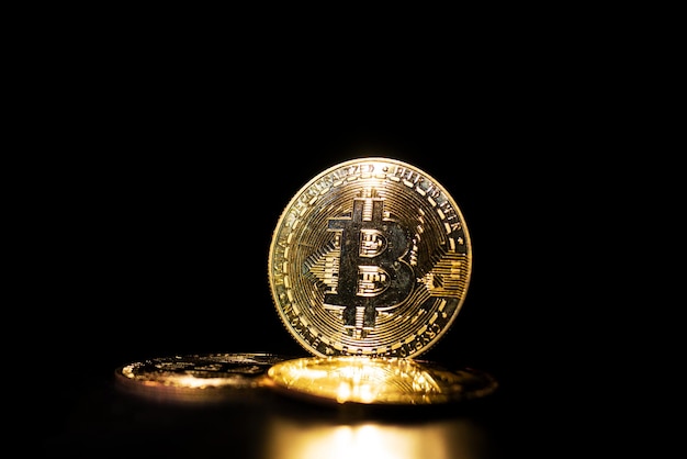 Ein Stapel Bitcoins leuchtet im Dunkeln