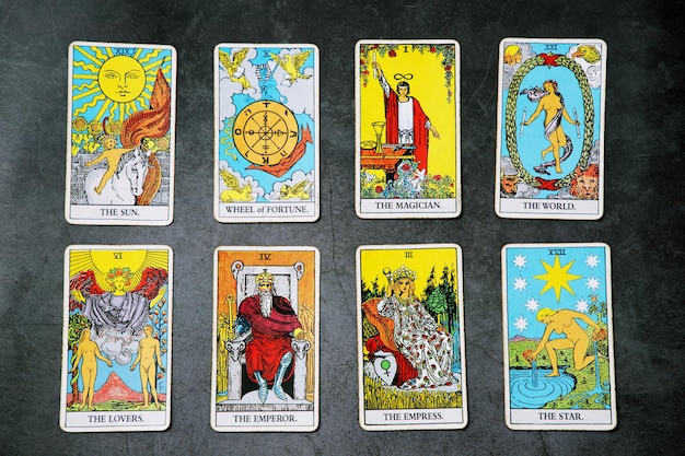 Ein Stapel Deck von Tarotkarten Zigeuner inspiriert auf einem hölzernen Hintergrund verstreut und willkürlich angeordnet Wahrsager Magier Zauberer Horoscopex9