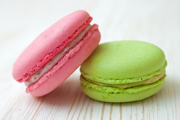 Ein Stapel der bunten traditionellen französischen Dessert-Makarons auf weißem hölzernem Hintergrund.