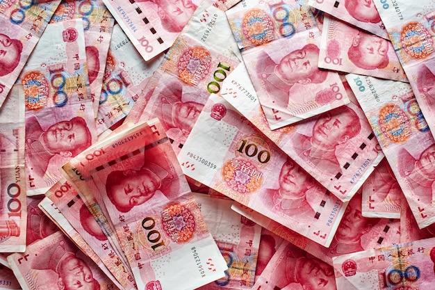 Ein Stapel des chinesischen Yuangeldes der RMB-Banknoten