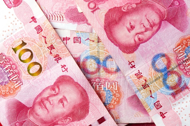 Ein Stapel des chinesischen Yuangeldes der RMB-Banknoten