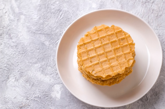 Ein Stapel dünner salziger Waffeln auf einem Teller