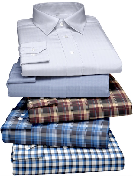 Ein Stapel Hemden, darunter ein Hemd und ein Hemd