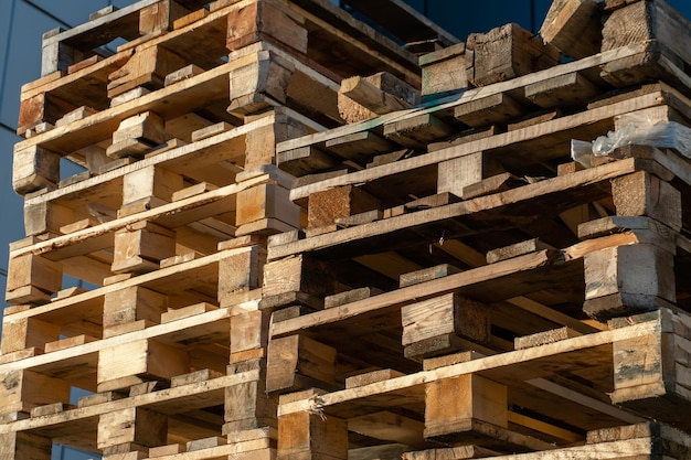 Ein Stapel Holzpaletten in einem internen Lager Ein Palettenlagerbereich im Freien unter dem Dach neben dem Lager Stapel von Eurotyp-Frachtpaletten in einer Abfallrecyclinganlage