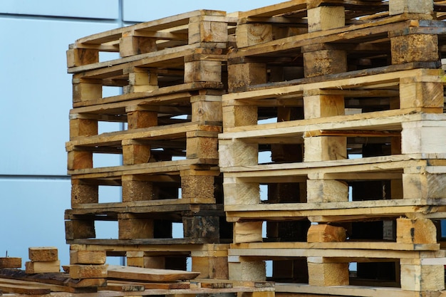 Ein Stapel Holzpaletten in einem internen Lager Ein Palettenlagerbereich im Freien unter dem Dach neben dem Lager Stapel von Eurotyp-Frachtpaletten in einer Abfallrecyclinganlage