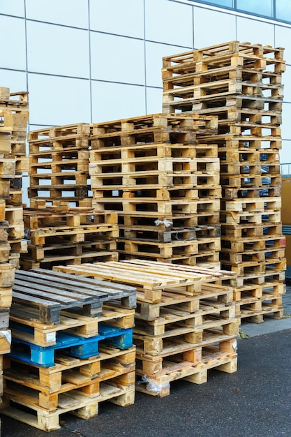 Ein Stapel Holzpaletten in einem internen Lager Ein Palettenlagerbereich im Freien unter dem Dach neben dem Lager Stapel von Eurotyp-Frachtpaletten in einer Abfallrecyclinganlage