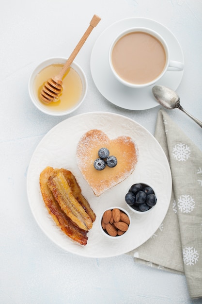 Ein Stapel köstliche Pfannkuchen mit Honig.