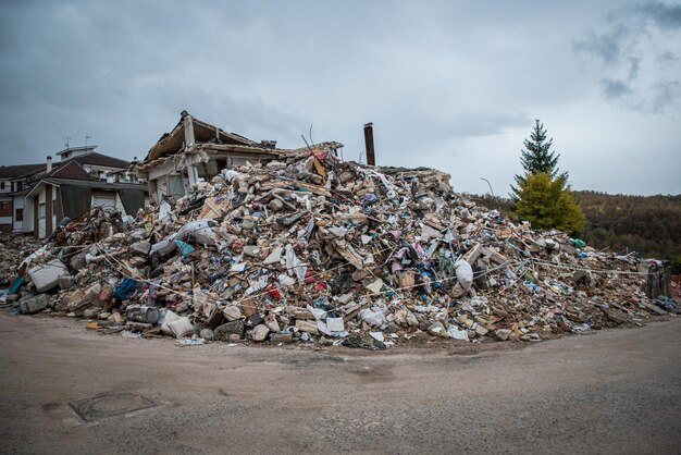 Foto ein stapel müll gegen eine gebaute struktur