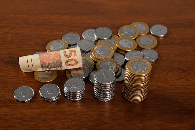 Ein Stapel Münzen mit einem 50-Reais-Brasilieiro-Schein darauf