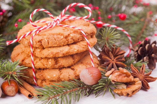 Foto ein stapel nussplätzchen, zimt, badon, nüsse. festliche belohnung, weihnachten.